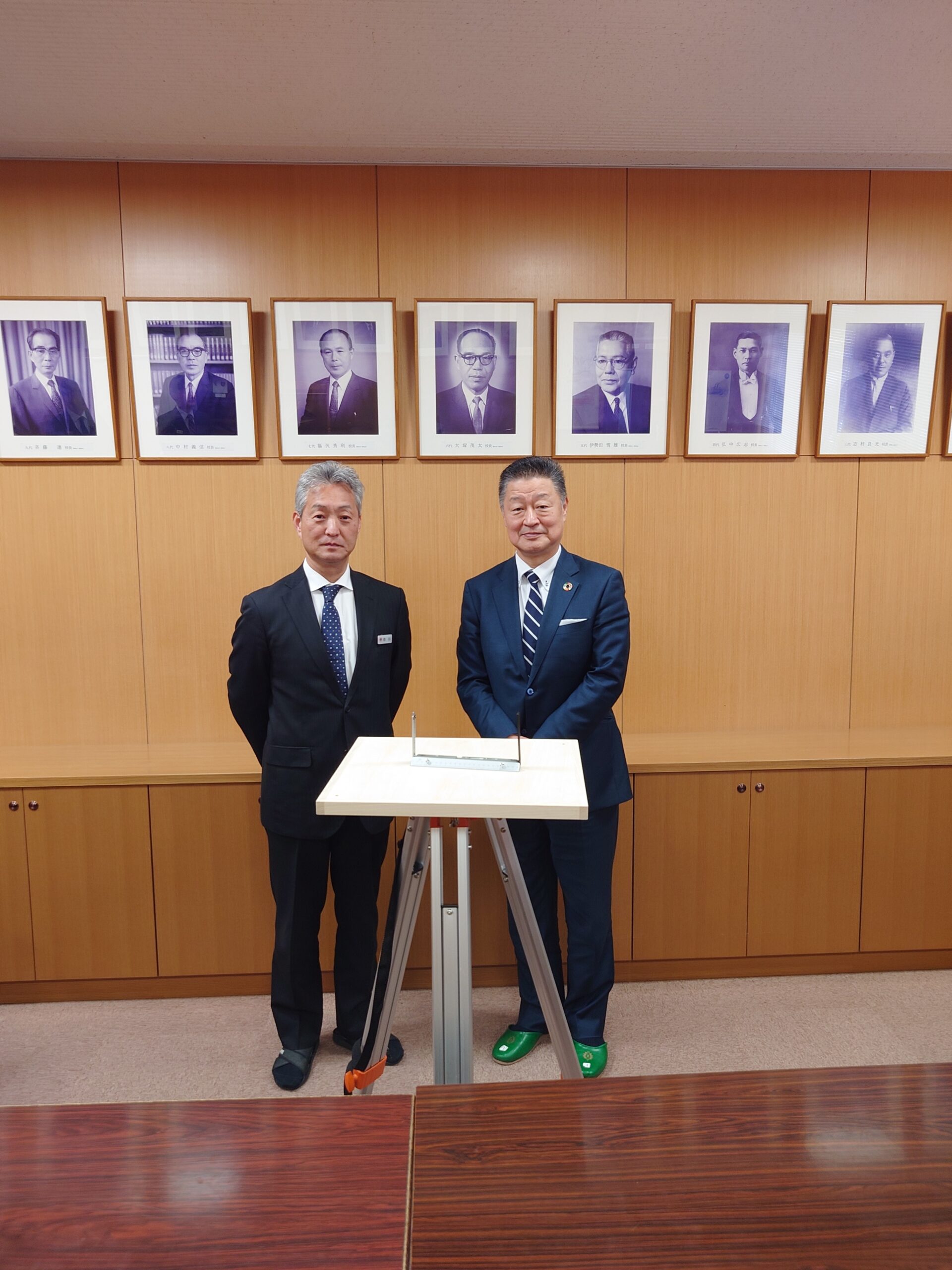 市川校長先生と弊社井口社長(右側)